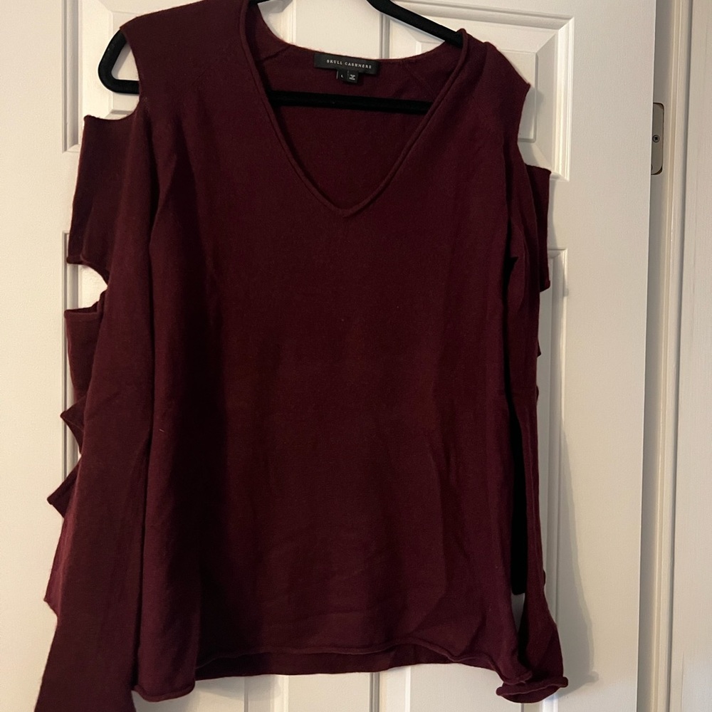 Skull Cashmere sweater with open sleeves.